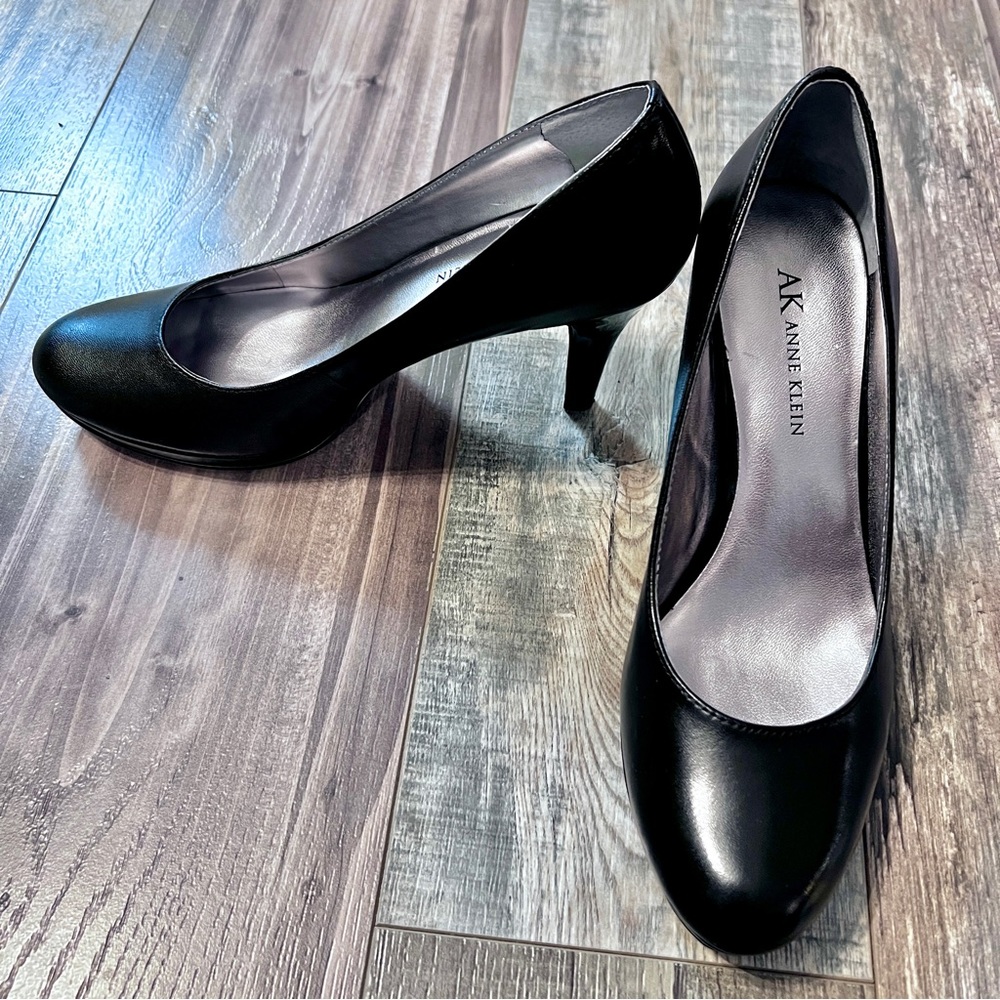 Anne Klein Womens AK Wystere Black Leather Low Platform Heels Size 6.5M